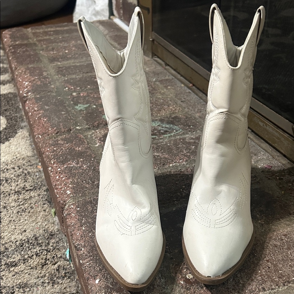 Elegant White Leather Heeled Boots
